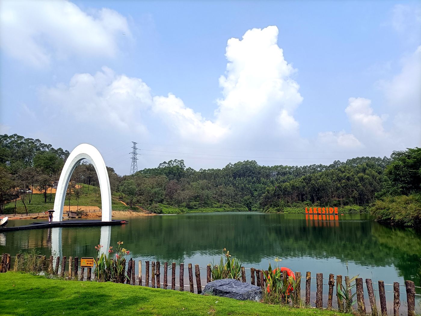 远眺湖畔拱门