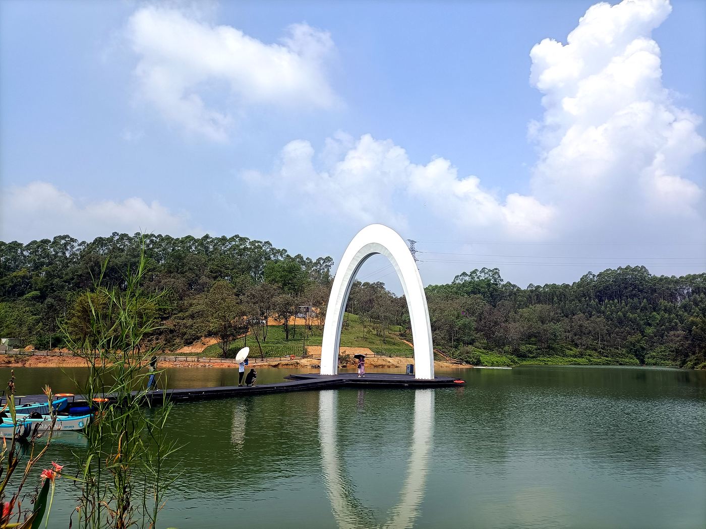 湖畔缓坡草地